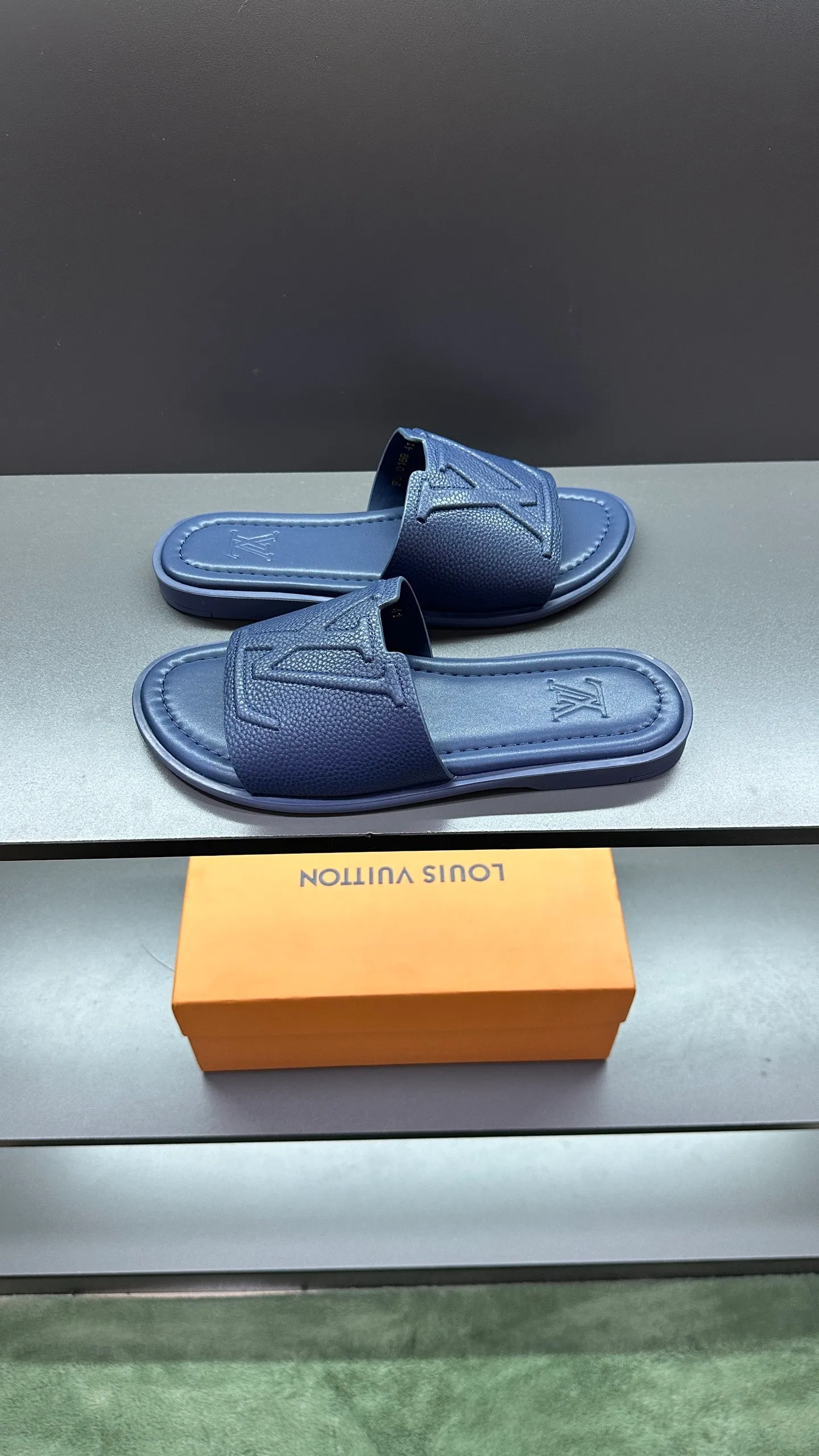 P300 🔍LV Men's Spring and Summer Slippers Counter Synchronization. The uppers are imported cowhide fabrics from Italy, with logo graphics and high-quality craftsmanship. Soles: original soles specially provided by the original factory. Exclusive movable molded soles are super comfortable. Original factory follow-up orders. 🔍🔍High quality. You can enter and leave the counter at will. Welcome to compare. Code number 38-45 No. 058